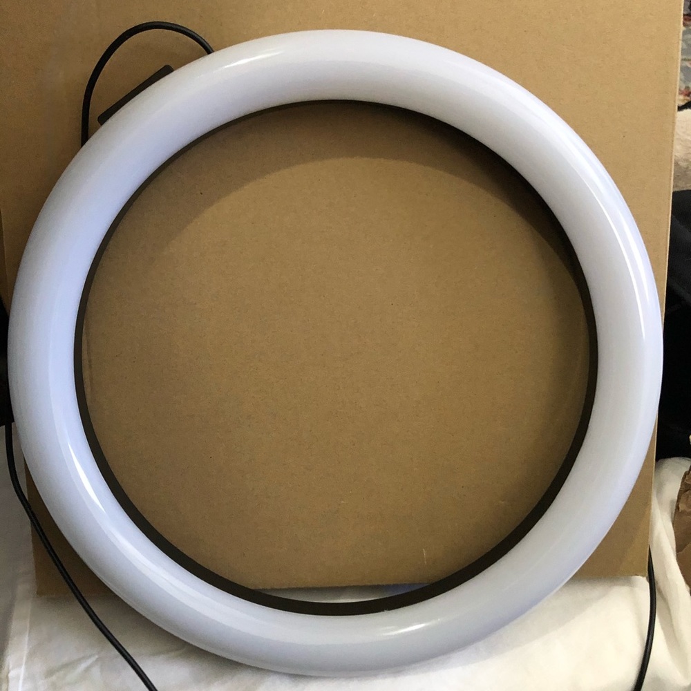 Ring light with tripod
